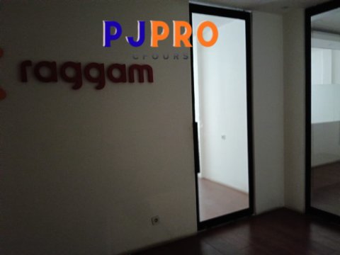 Disewa Ruko dengan Lokasi Premium di Jalan Boulevard Raya