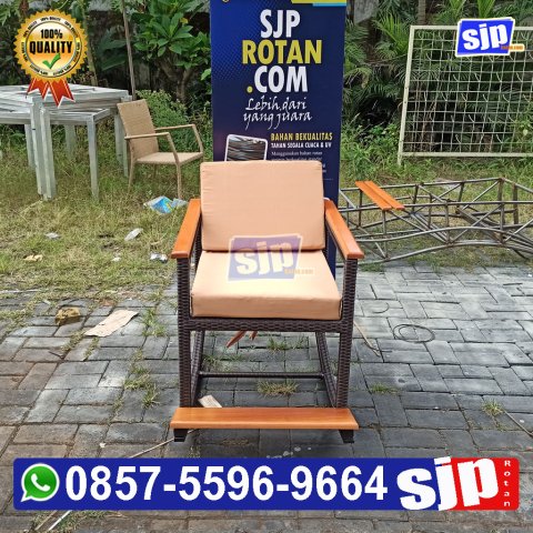 pengrajin kursi goyang rotan sinetis