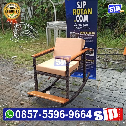 pengrajin kursi goyang rotan sinetis
