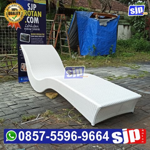 pengrajin  sunbed rattan syentetic sunbed sun lounger kursi santai kolam renang rotan sintetis  model lrngkung lancip