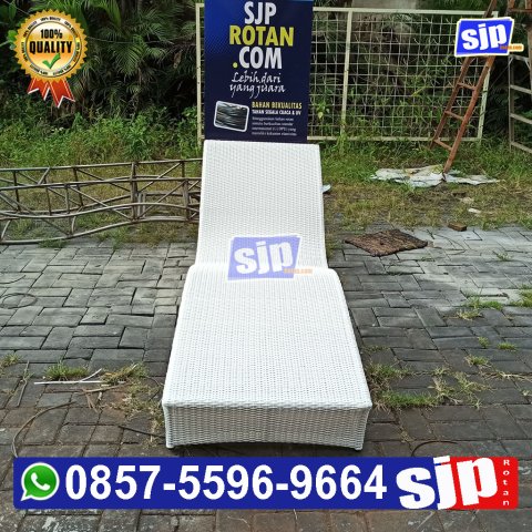 pengrajin  sunbed rattan syentetic sunbed sun lounger kursi santai kolam renang rotan sintetis  model lrngkung lancip