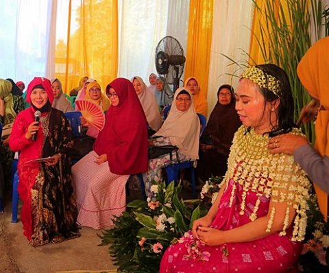 Tuju Bulanan Mitoni Ibu Sarah