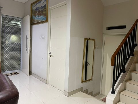 Dijual rumah 2 lantai siap huni lingkungan aman nyaman di Harapan Indah Cluster Adara