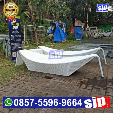 pengrajin sunbed sun lounger pool kuesi santai kolam renang rotan sintetis Kursi outdoor rotan sintetis, kursi kolam renang hotel, kursi makan outdoor, kursi cafe rotan sintetis, sofa modern rotan sintetis premium, sofa rotan sintetis minimalis, sofa minimalis anyaman rotan sintetis, sofa rotan sintetis ruang tamu, sunbed pool rotan sintetis, jual sunbed rotan sintetis outdoor, sun lounger kursi kolam renang, jual sun lounger rotan sintetis, sofa bed rotan, jual sofa bed rotan sintetis, kursi k