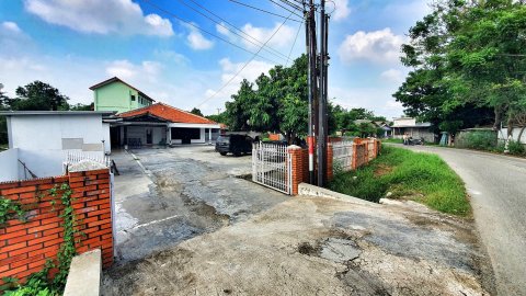 Dijual Tanah Ada Bangunan Rumah dengan Area Bebas Banjir di Pinggir Jalan Raya Babelan Bekasi