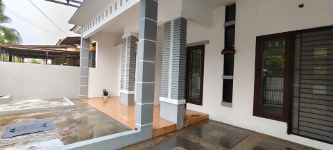Disewakan Rumah Siap Huni Minimalis di Harapan Indah Cluster Aralia Bekasi