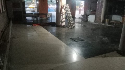 Disewakan Ruko Gandeng 3 Unit Tidak Terpisah Ex Restaurant di Jalan Boulevard Barat Raya Jakarta Utara